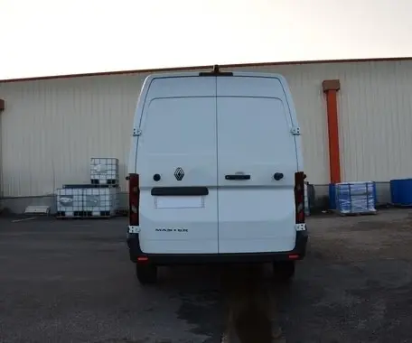 Vue arrière d’un Renault Master blanc 2025, fourgon fermé avec portes battantes et feux LED verticaux.