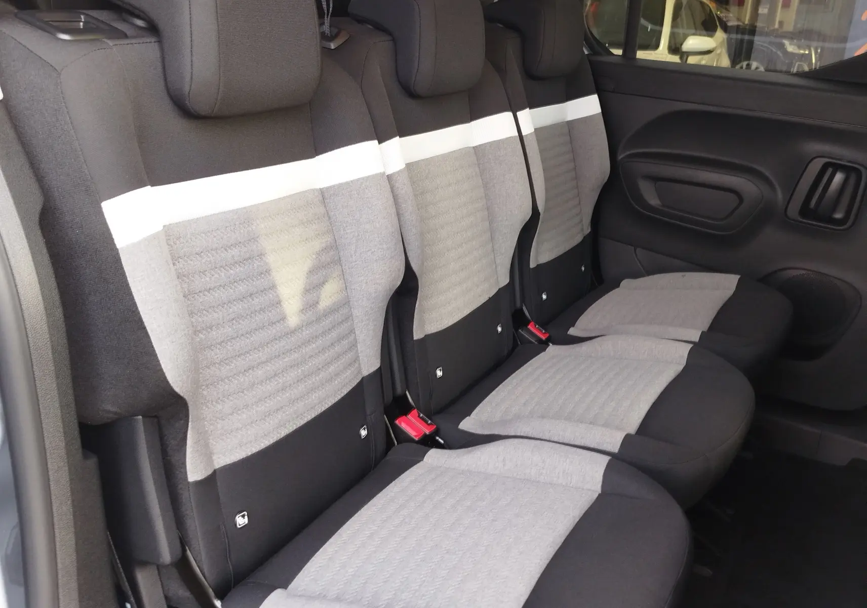 Vue intérieure côté droit des sièges arrière gris clair et foncé du Citroën Berlingo 2026, version 5 places.