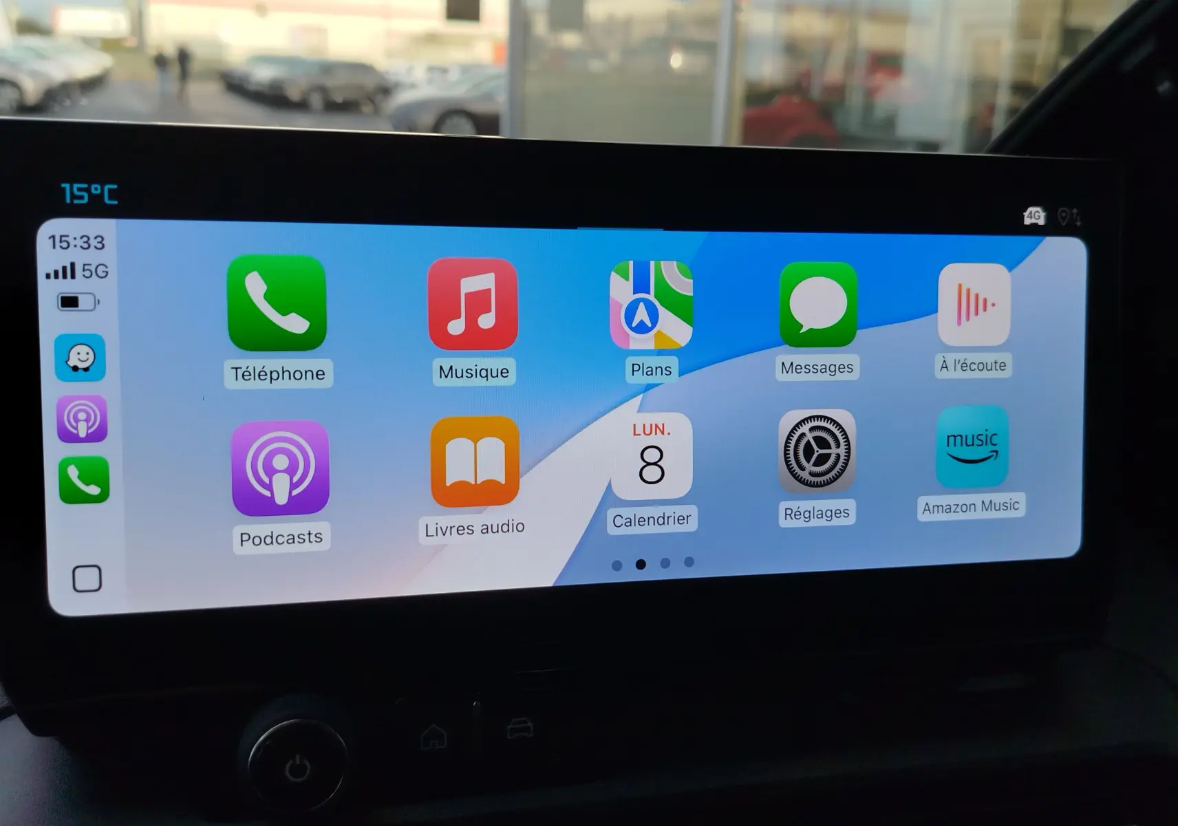 Écran tactile intérieur du Citroën Berlingo 2026 affichant les applications Apple CarPlay avec vue partielle du tableau de bord.