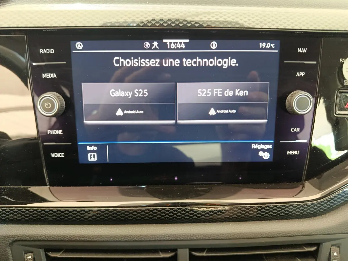 Écran tactile central du tableau de bord de la Volkswagen Polo gris clair, affichant le choix de connexion Android Auto.