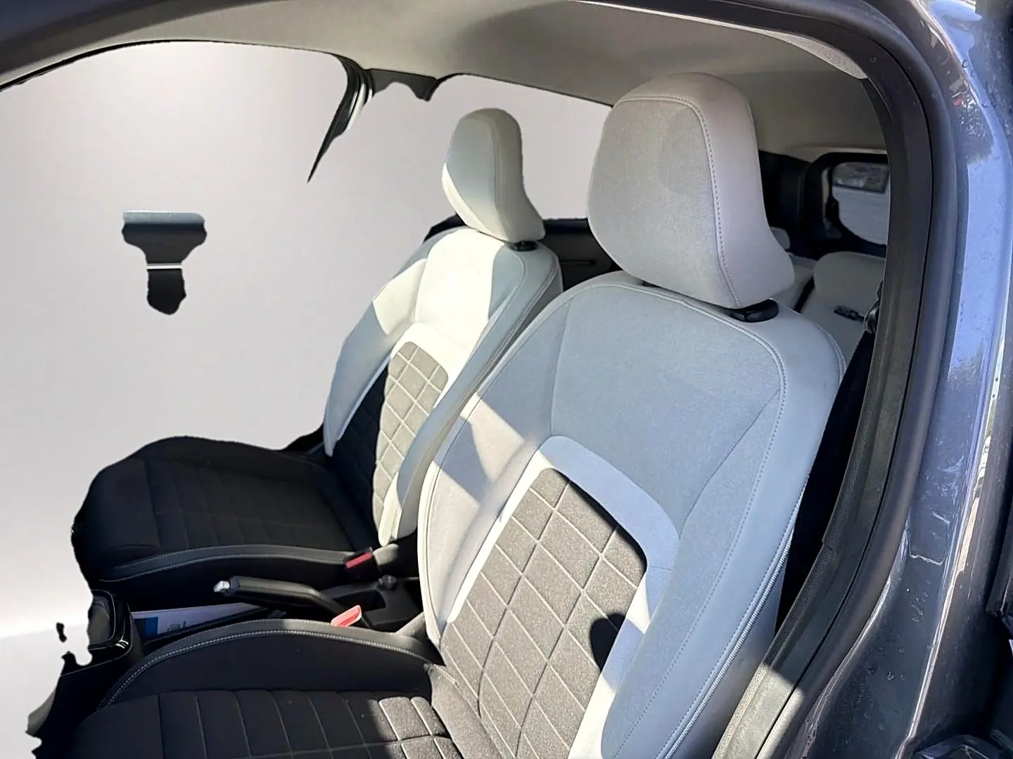 Vue intérieure côté droit sur les sièges avant bi-ton gris clair et noir de la Citroën C3 gris mercure 2025.