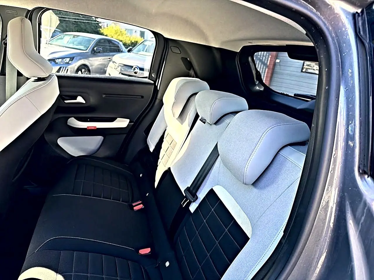 Vue intérieure côté droit sur la banquette arrière bicolore gris clair et noir de la Citroën C3 gris mercure 2025.