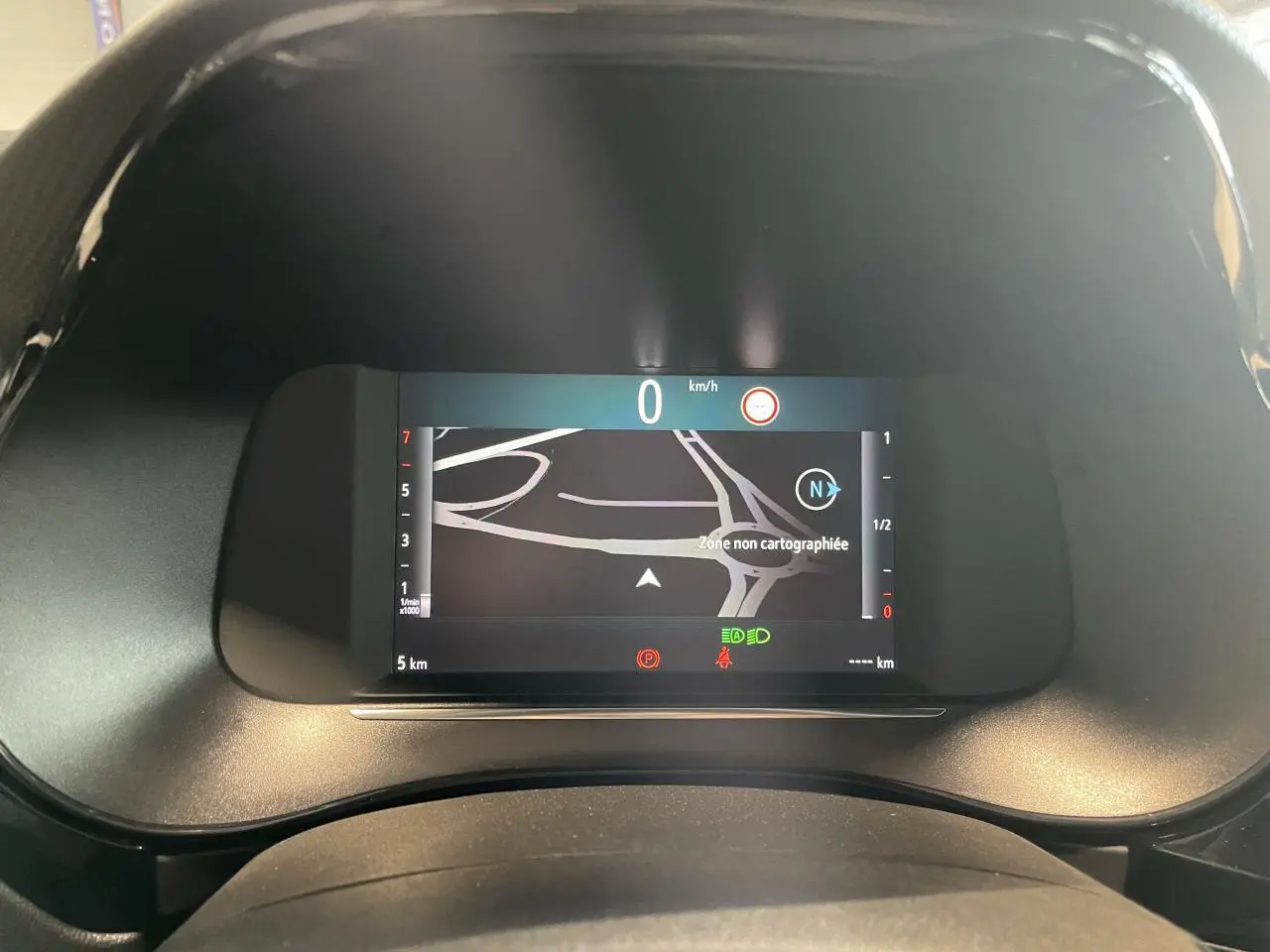 Vue rapprochée du combiné d'instrumentation numérique 7 pouces de l'Opel Corsa gris affichant la navigation.