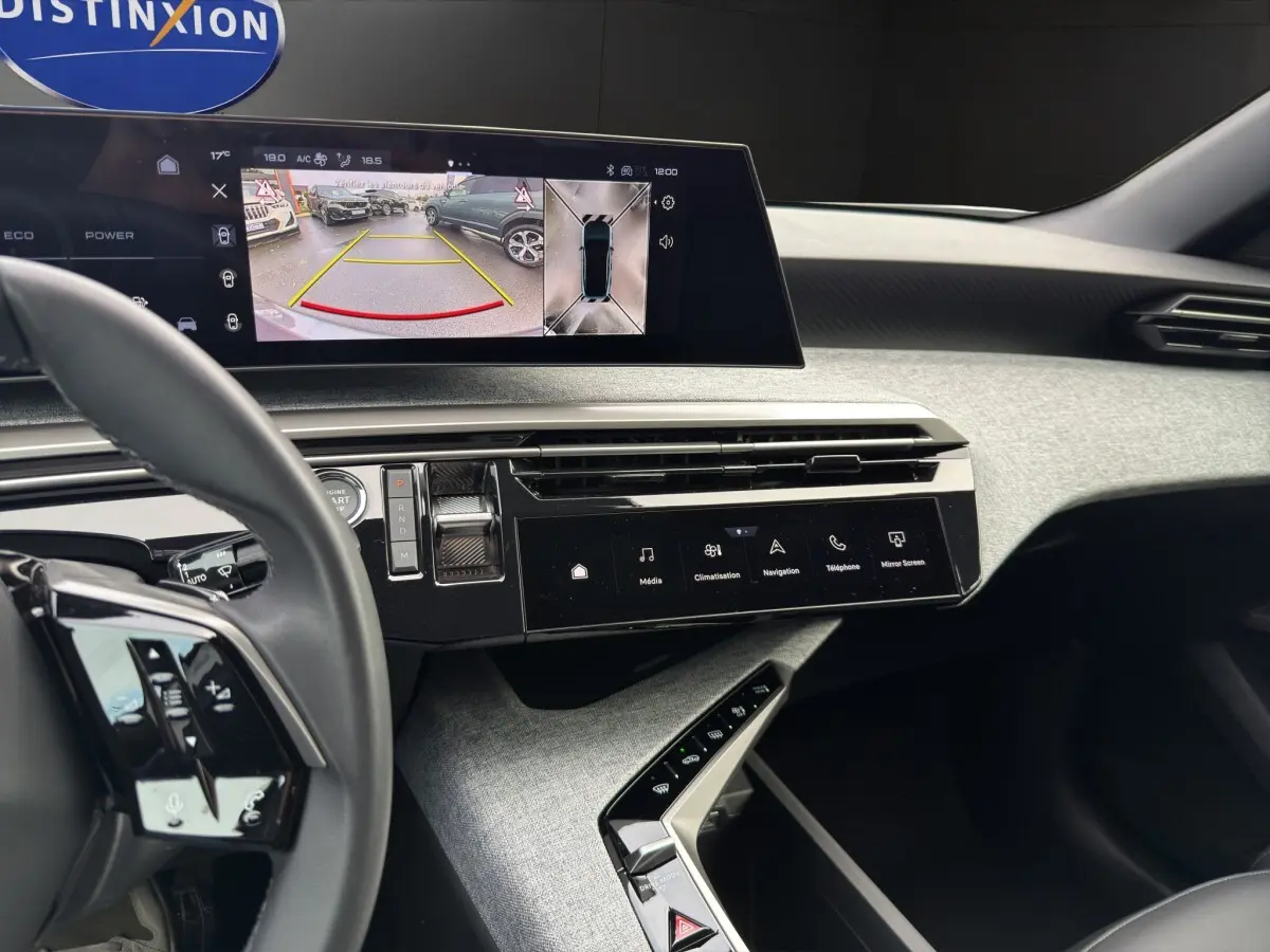 Vue intérieure du tableau de bord du Peugeot 3008 blanc 2025, avec écran tactile et affichage caméra 360° en marche.