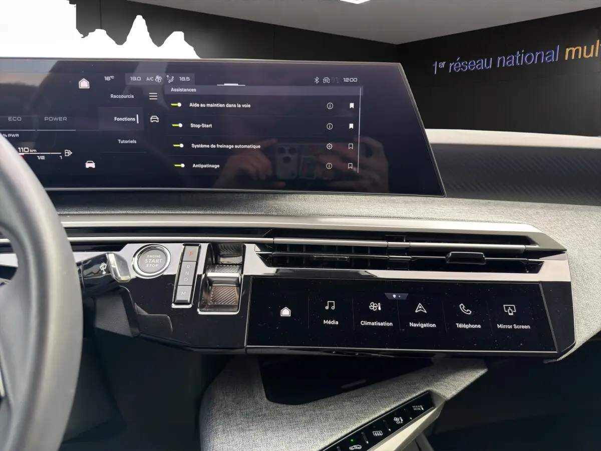 Tableau de bord du Peugeot 3008 blanc 2025, vue centrale sur écran tactile et commandes digitales modernes.