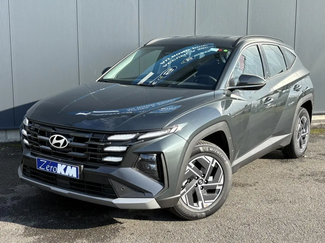Hyundai Tucson 2025 Cypress Green en 3/4 avant droit, avec calandre noire et jantes alliage distinctives.