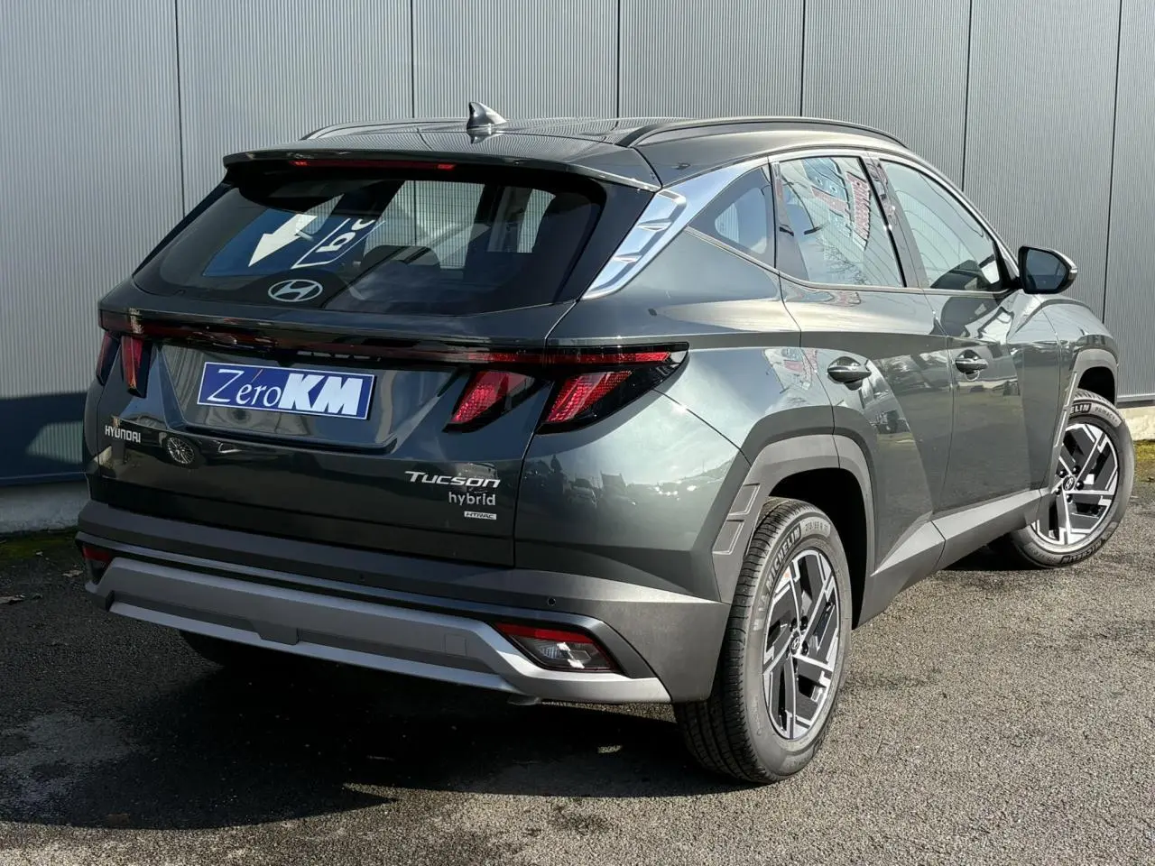 Vue 3/4 arrière droite du Hyundai Tucson Cypress Green avec feux LED et jantes alliage 17 pouces.
