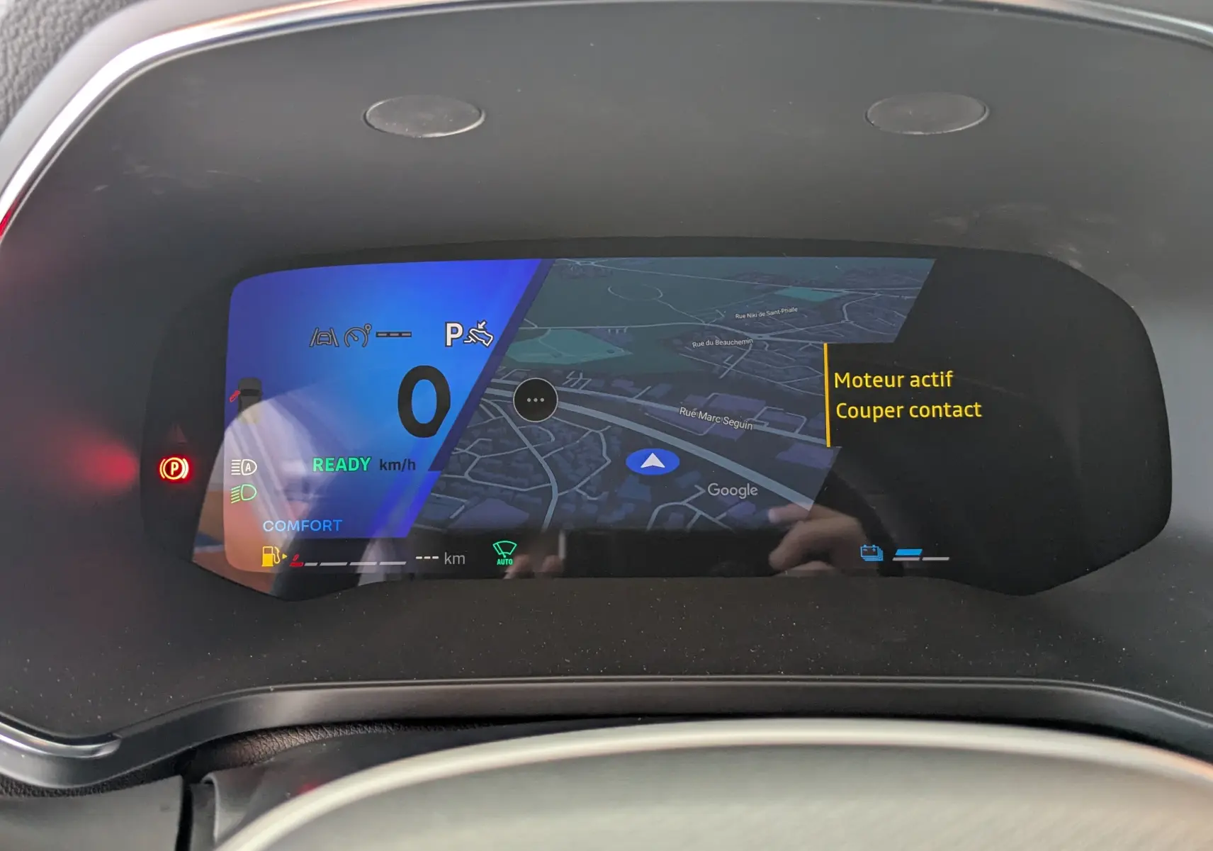 Tableau de bord numérique de la Renault Symbioz E-Tech Hybrid 2025 affichant la navigation et l'état du moteur actif.