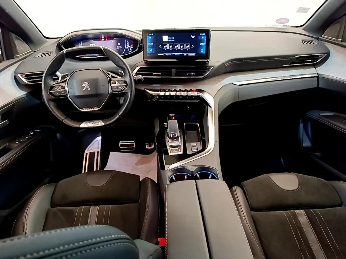 Intérieur Peugeot 5008 GT Pack 2021 vu de face, tableau de bord moderne avec écran tactile central et volant cuir noir.