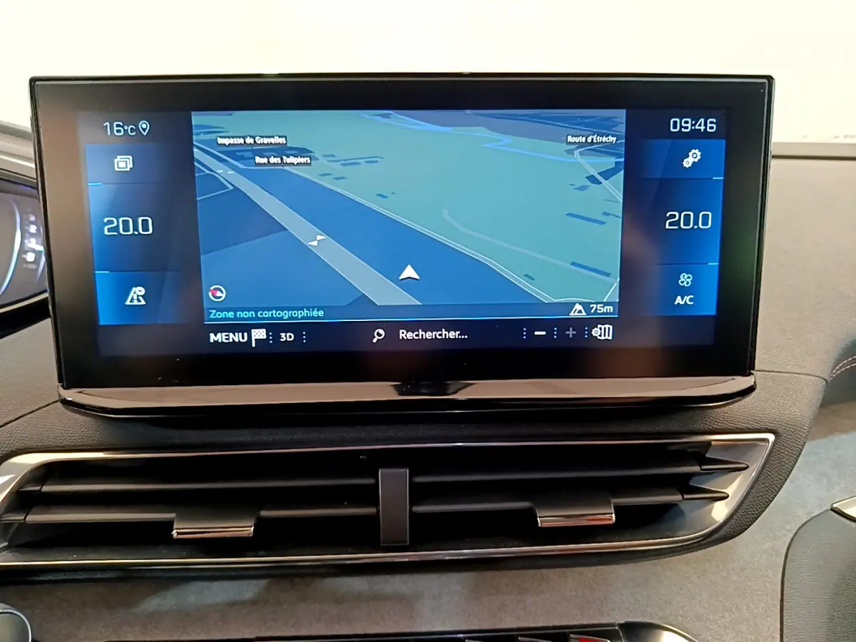 Écran tactile central affichant la navigation 3D sur le tableau de bord du Peugeot 5008 GT Pack 2021.