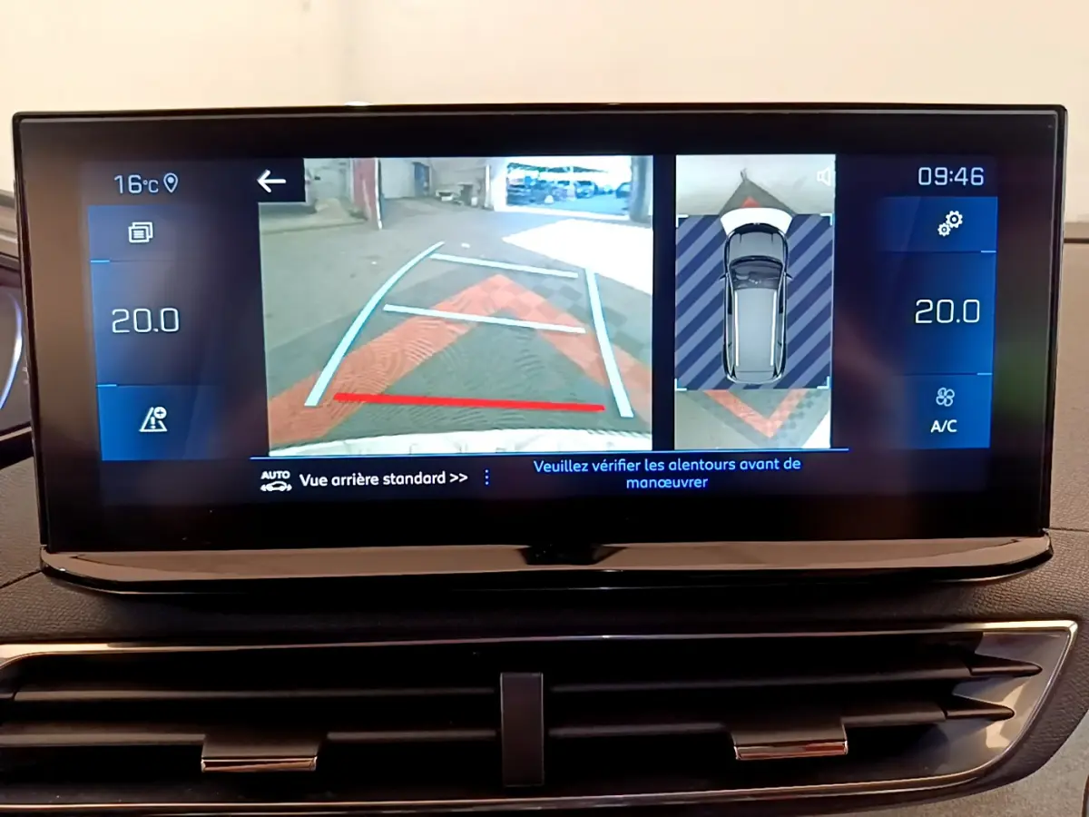 Écran tactile du tableau de bord du Peugeot 5008 bleu montrant la caméra de recul et l’aide au stationnement à 360°
