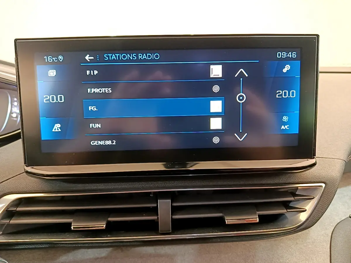 Écran tactile central du tableau de bord du Peugeot 5008 GT Pack 2021 affichant les stations radio.