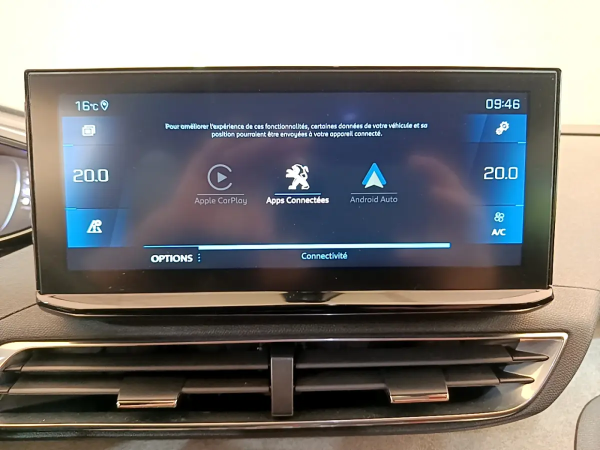 Écran tactile central du Peugeot 5008 GT Pack 2021 affichant Apple CarPlay et Android Auto, tableau de bord noir.