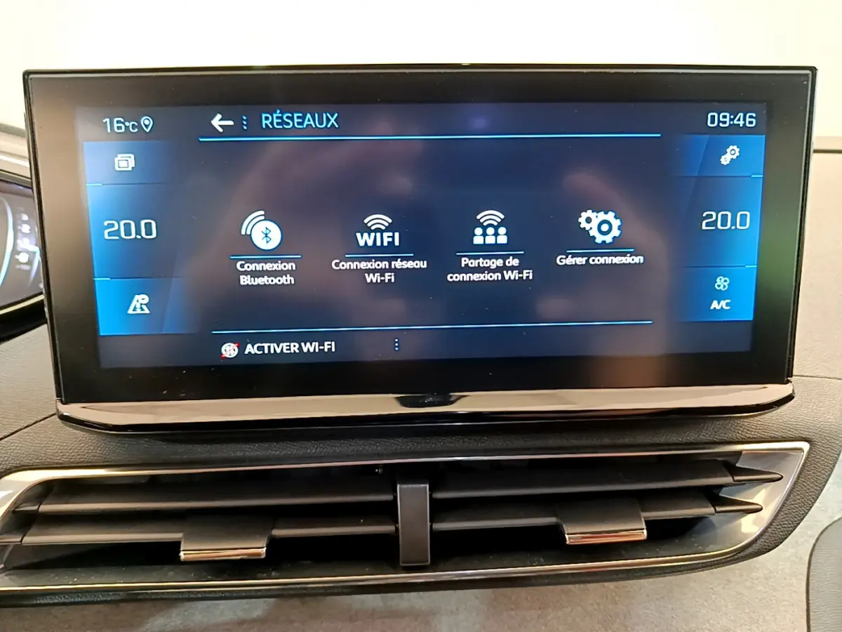 Écran tactile central du tableau de bord du Peugeot 5008 GT Pack 2021 affichant les options Wi-Fi et Bluetooth.