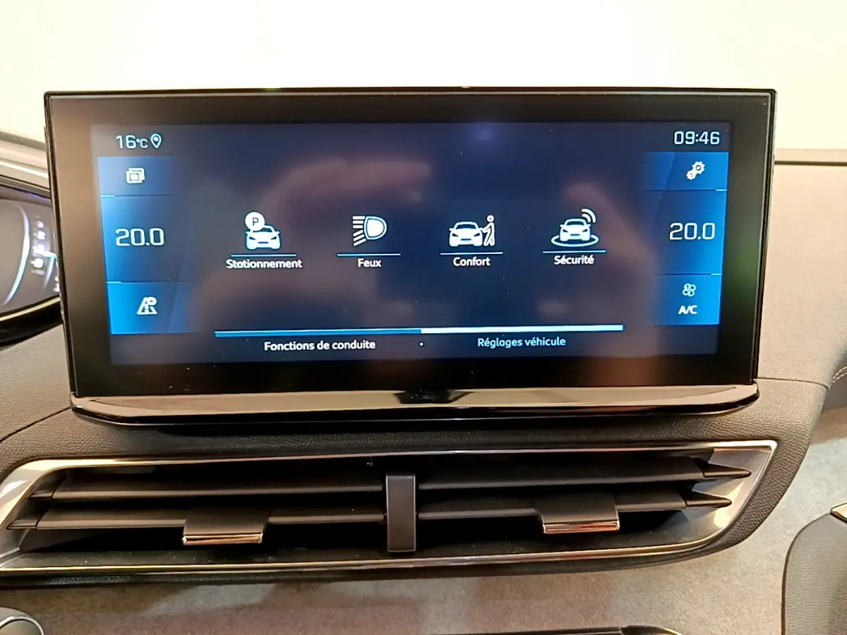 Écran tactile central du tableau de bord du Peugeot 5008 bleu, affichant les réglages de conduite et confort.