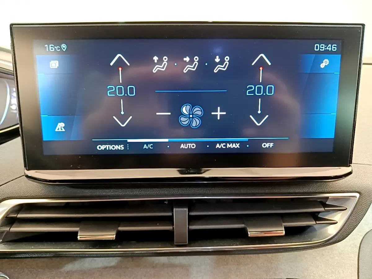 Écran tactile central affichant la climatisation digitale à 20°C dans le tableau de bord du Peugeot 5008 bleu 2021.