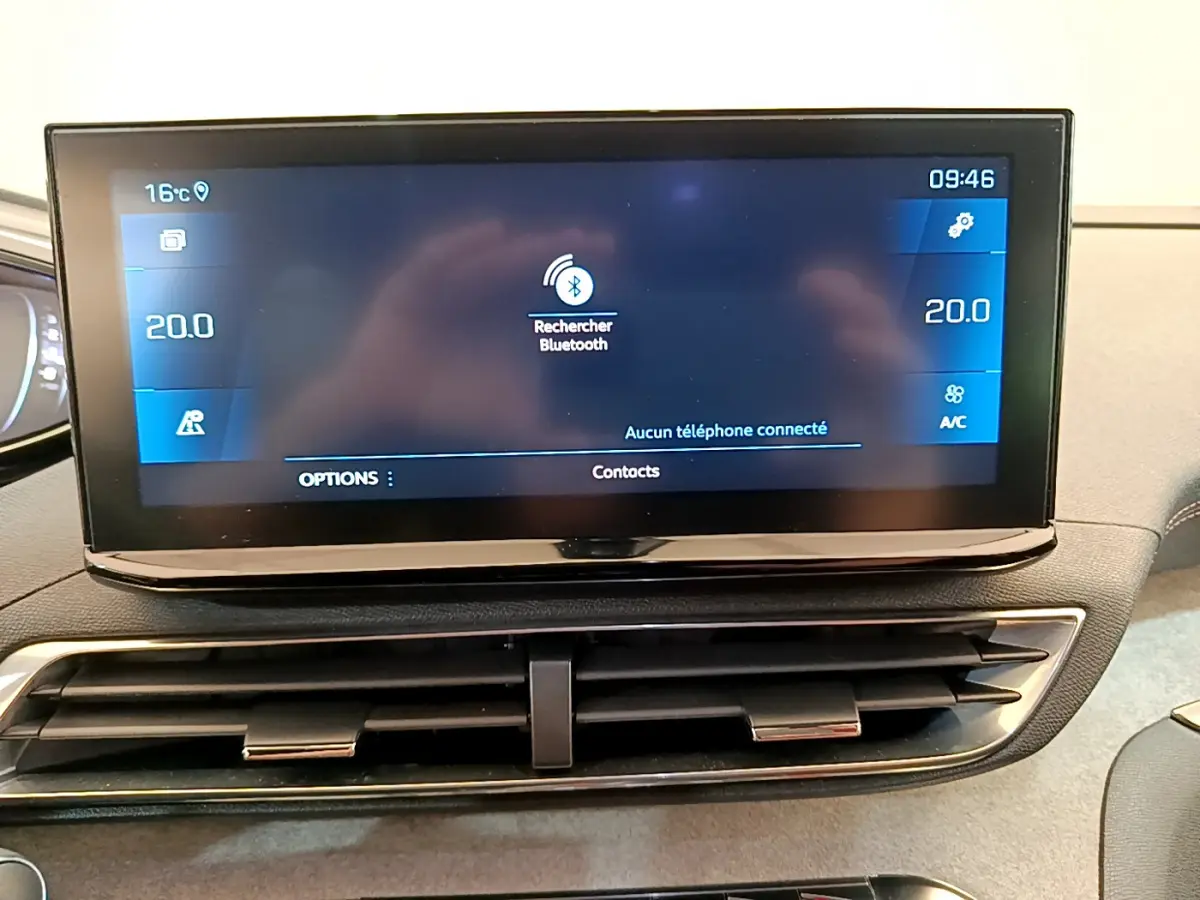 Écran tactile central affichant la recherche Bluetooth sur le tableau de bord du Peugeot 5008 bleu, vue frontale rapprochée.