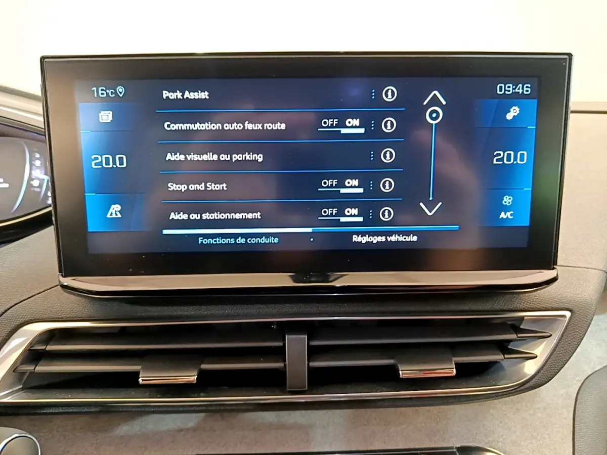 Écran tactile central du Peugeot 5008 GT Pack 2021 affichant les réglages d'aide au stationnement et climatisation.
