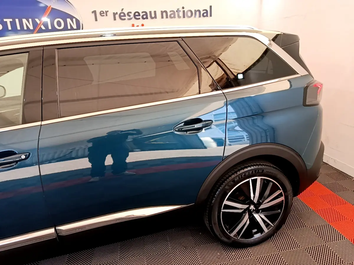 Vue latérale droite du Peugeot 5008 bleu 2021 avec jantes alliage et vitres teintées.
