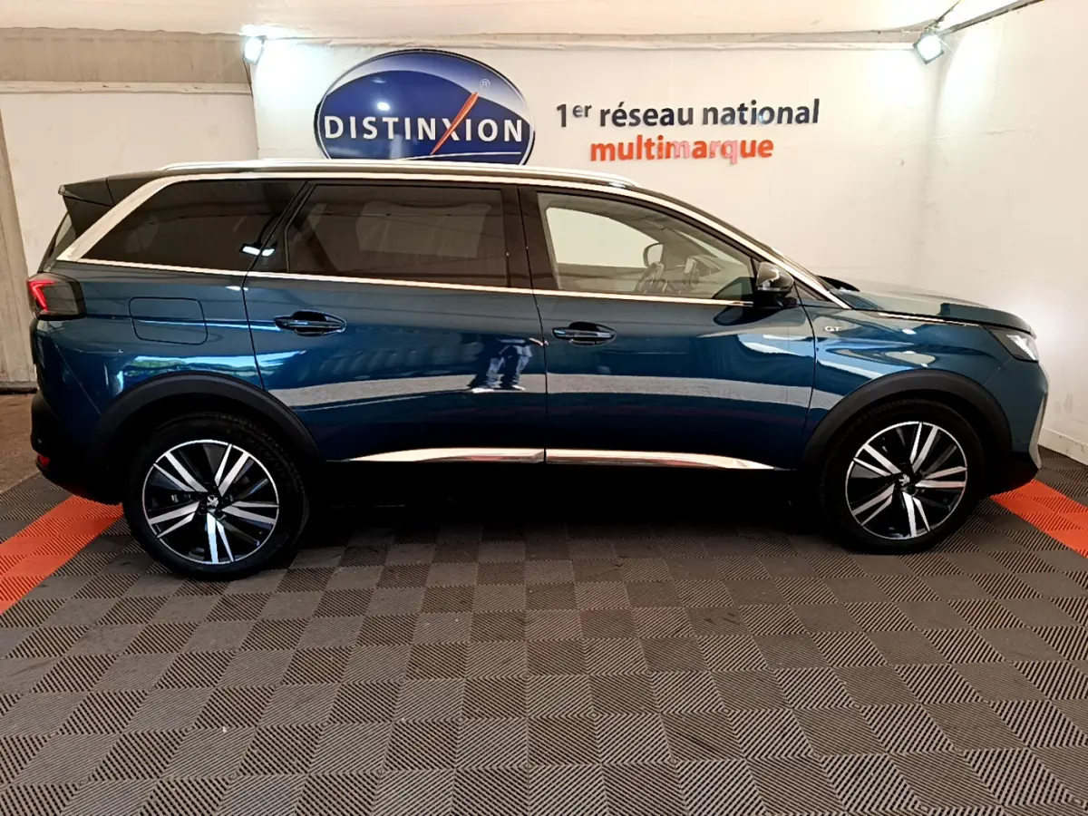 Profil côté gauche du Peugeot 5008 GT Pack bleu 2021 avec jantes alliage et toit noir contrasté