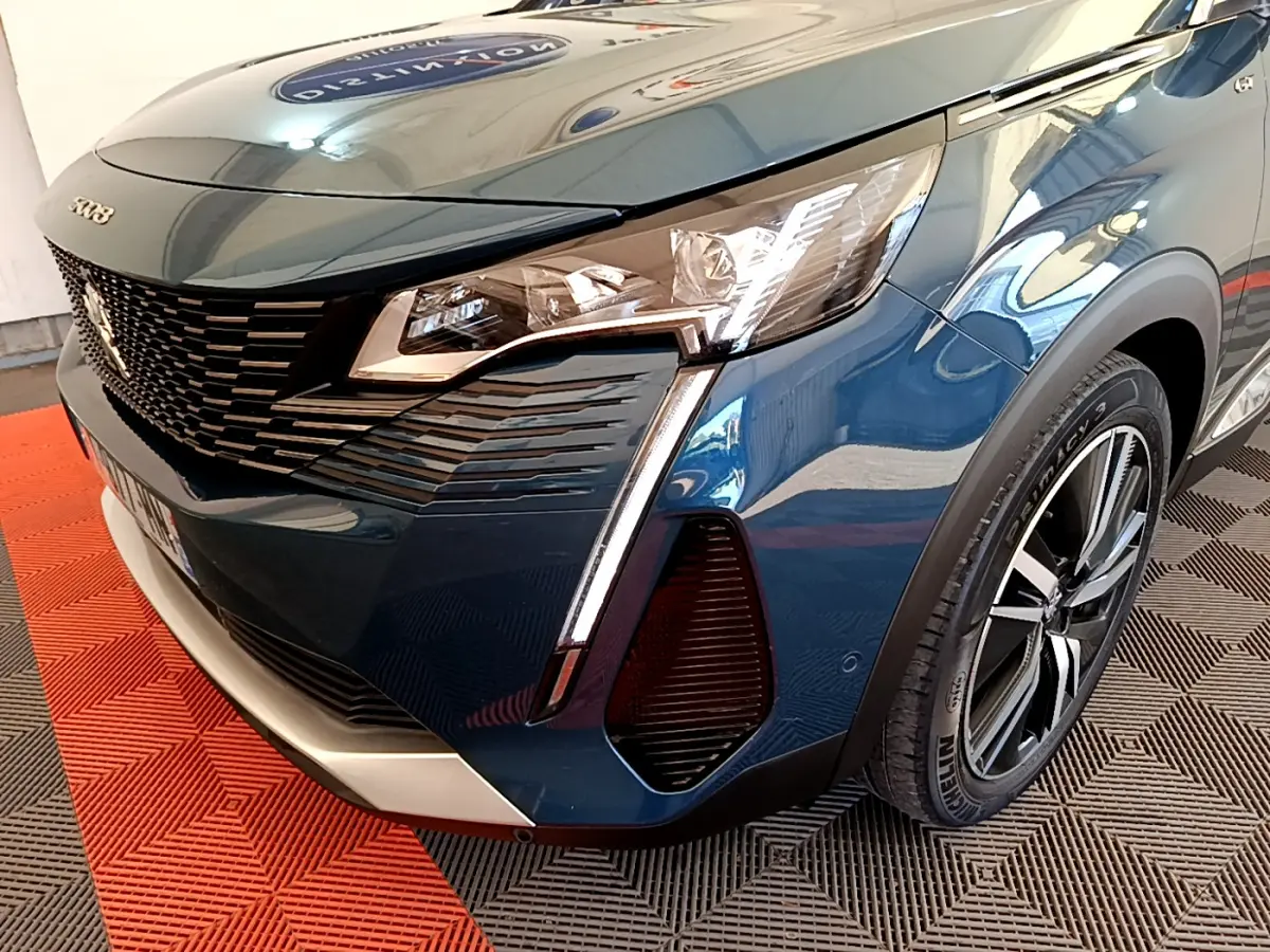 Gros plan sur l'avant droit bleu du Peugeot 5008 GT Pack 2021 avec phares LED et calandre noire distinctive.