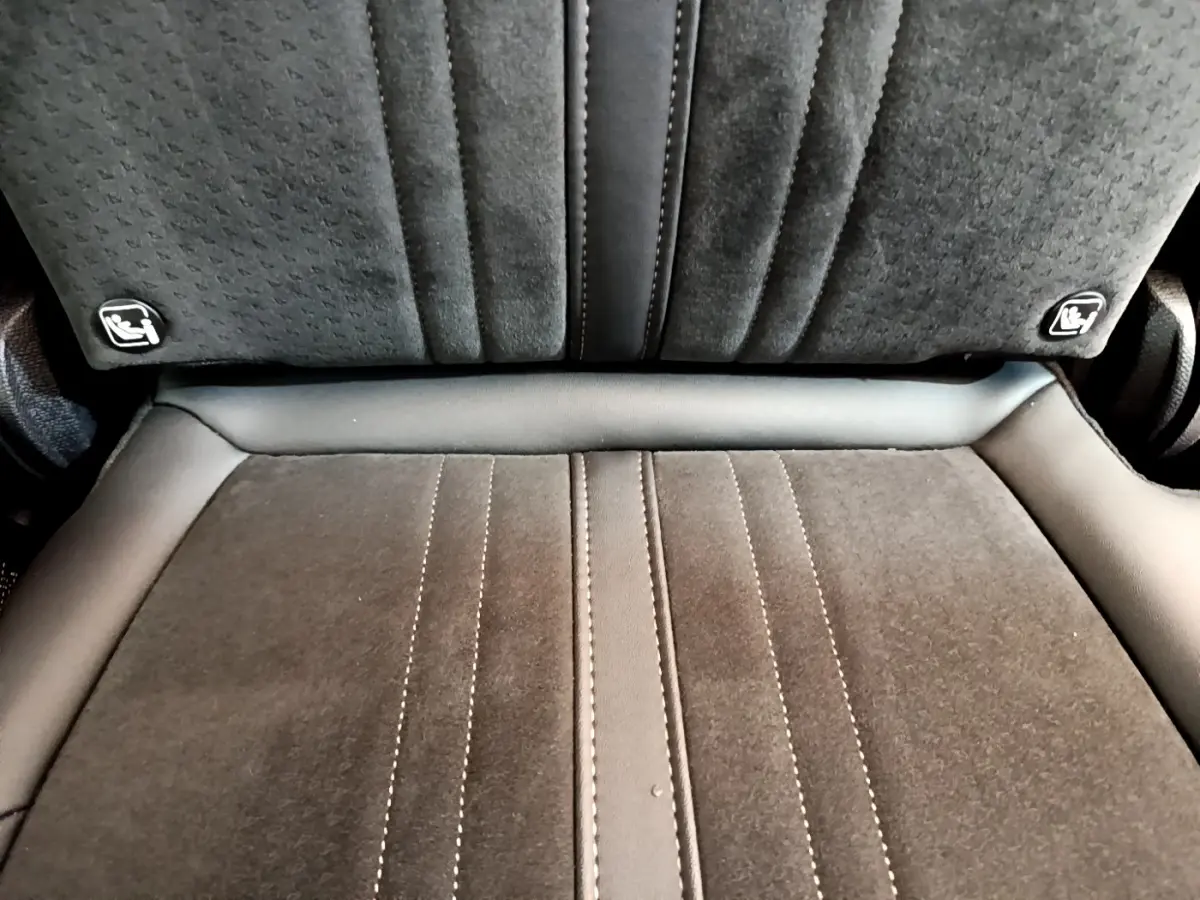 Gros plan sur la banquette arrière individuelle en tissu et cuir noir du Peugeot 5008 GT Pack 2021.
