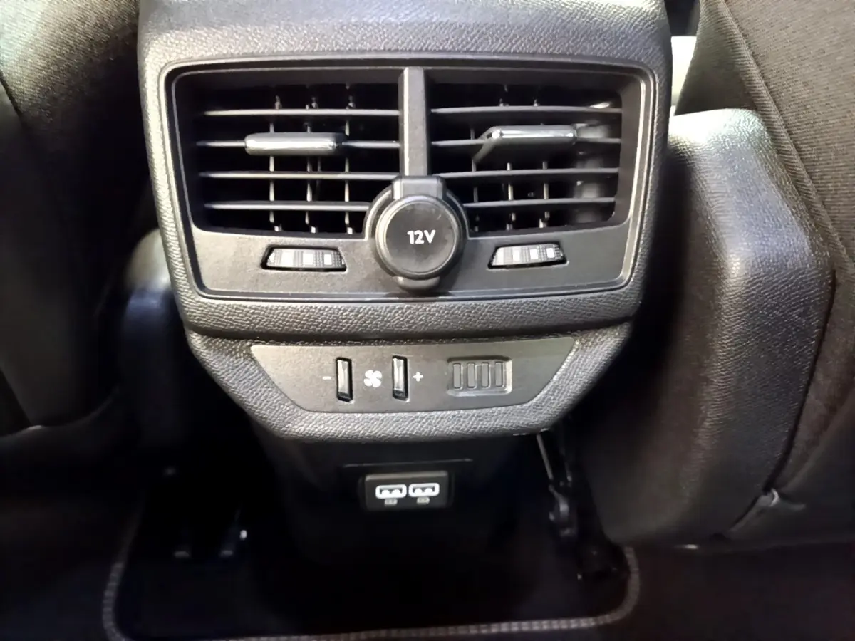 Vue rapprochée des commandes de ventilation arrière et prises USB du Peugeot 5008 PureTech 180 GT Pack, intérieur noir.
