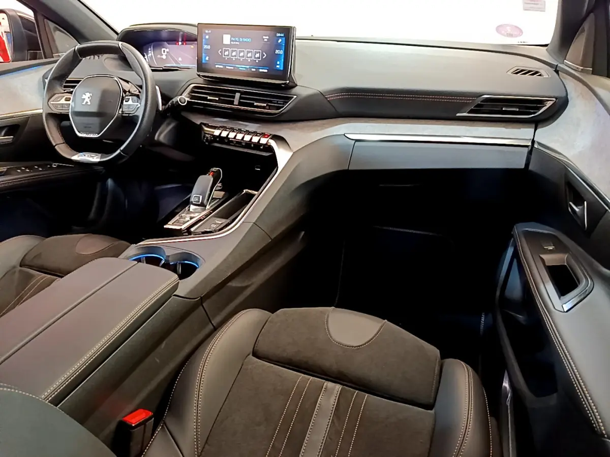 Intérieur noir du Peugeot 5008 GT Pack 2021, vue côté passager avec tableau de bord et écran tactile central.