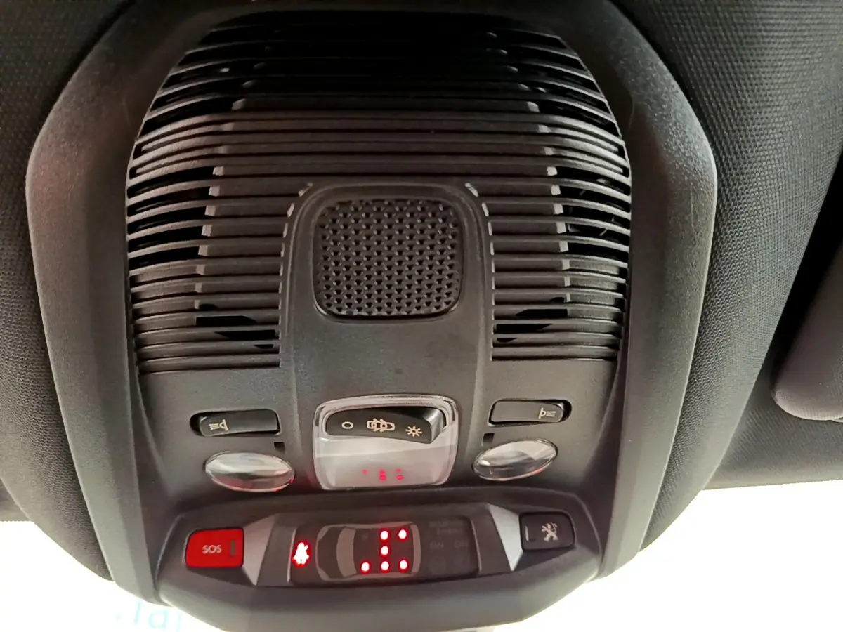 Vue en gros plan du plafonnier noir avec commandes d'éclairage et bouton SOS du Peugeot 5008 bleu 2021 GT Pack.
