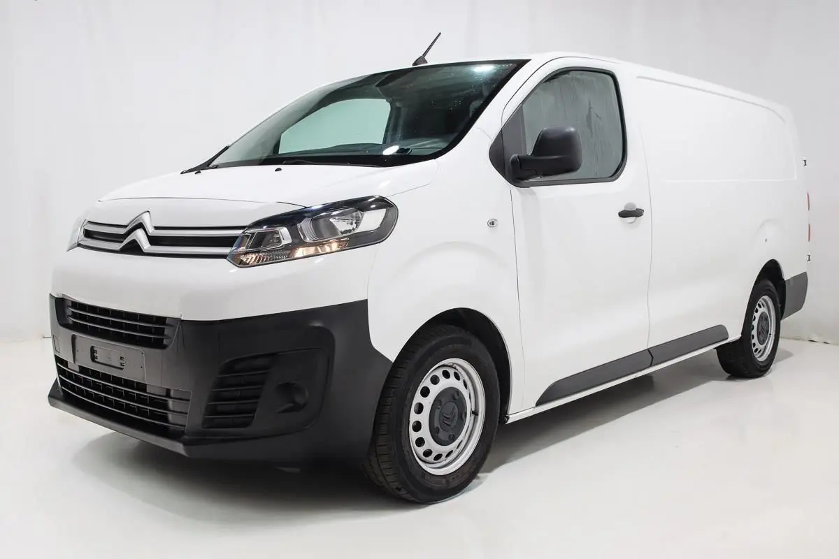 Fourgon blanc Citroën Jumpy XL 2019 vu en 3/4 avant droit avec attelage et jantes acier.