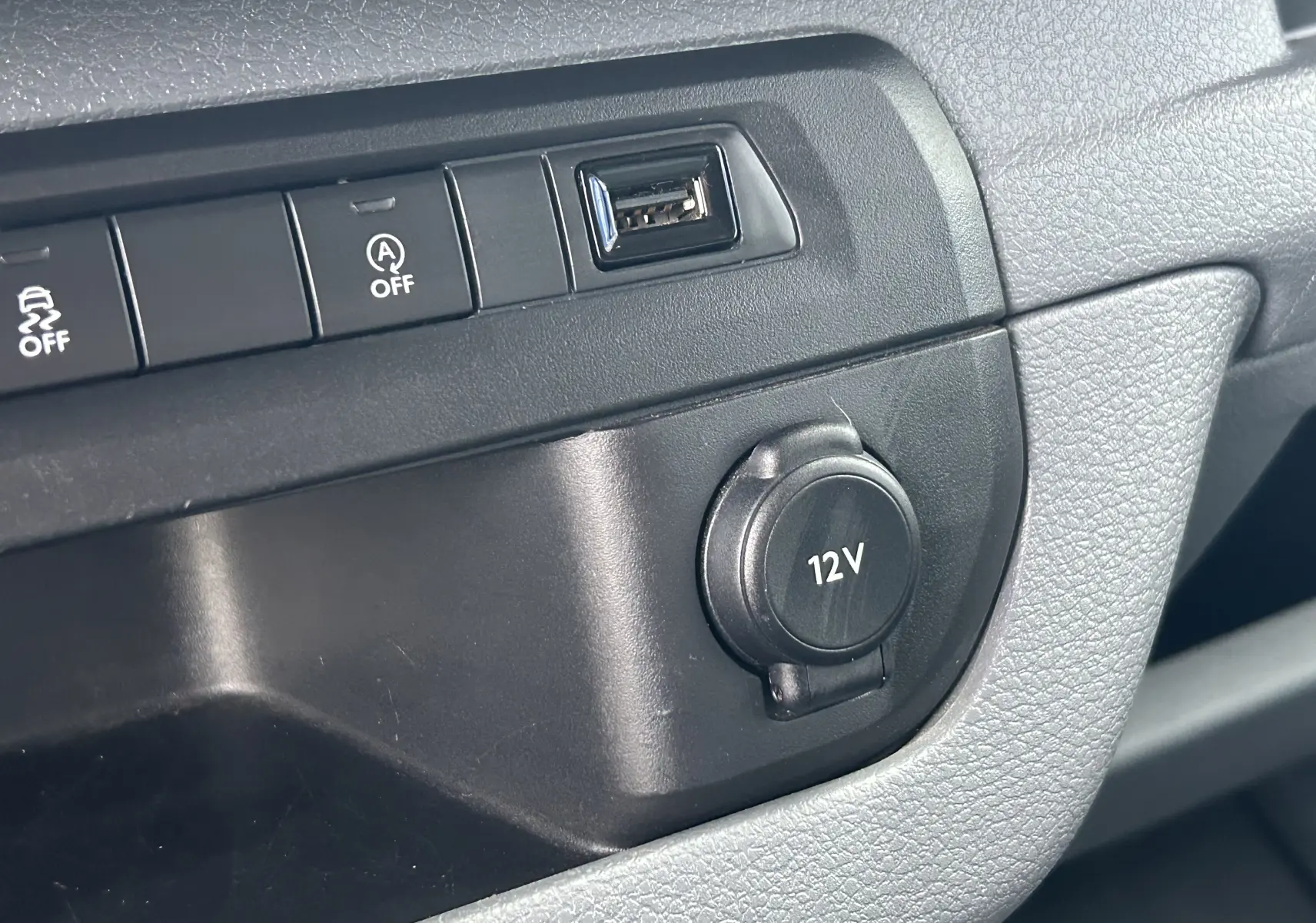 Intérieur du Citroën Jumpy 2019, vue sur la boîte à gants ouverte côté passager avec un document jaune à l'intérieur.