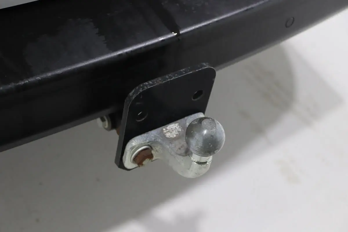 Gros plan sur l'attelage métallique arrière d'un Citroën Jumpy blanc, version fourgon XL 2019.