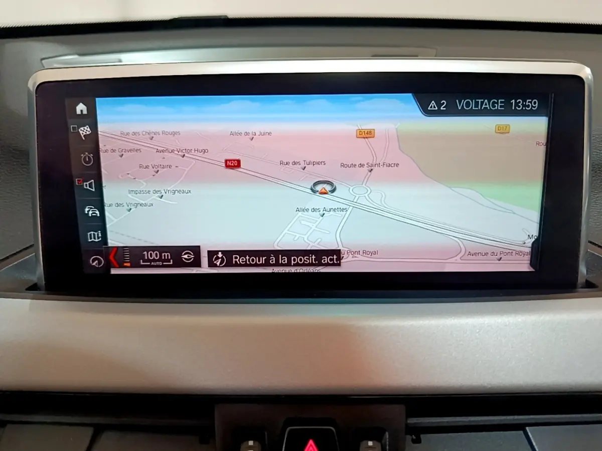 Écran tactile 8,8 pouces affichant la navigation GPS du BMW X1 sDrive16d Business Design 2020, tableau de bord gris clair.