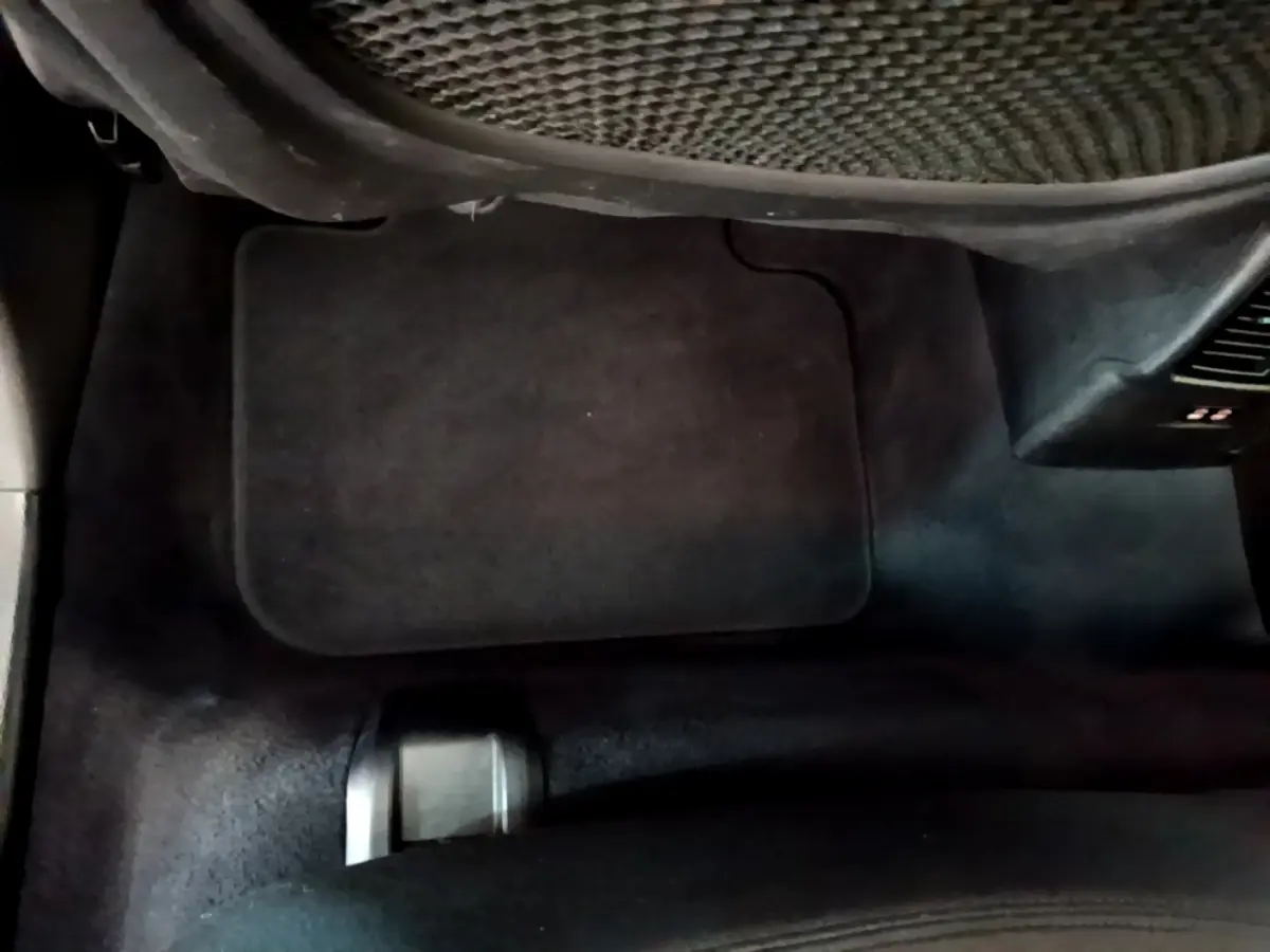 Vue rapprochée du tapis de sol noir côté passager arrière dans l’habitacle du BMW X1 sDrive16d 2020.