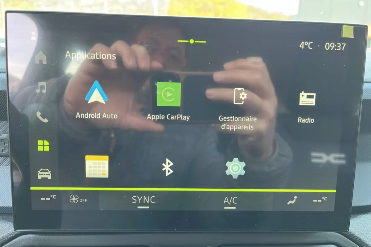 Écran tactile central du tableau de bord du Dacia Bigster gris schiste, affichant les applications Android Auto et Apple CarPlay.