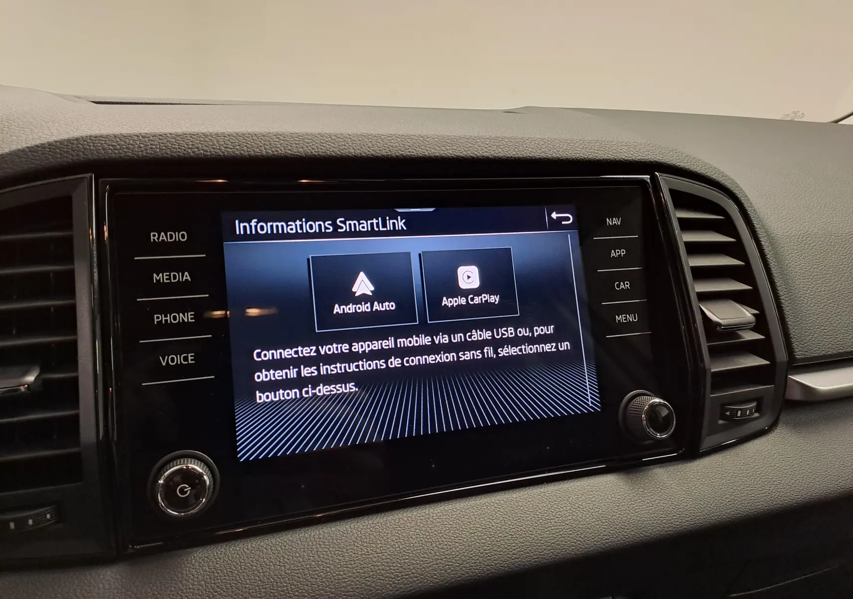 Écran tactile central du Skoda Karoq 2025 blanc lune, affichant les options Android Auto et Apple CarPlay.