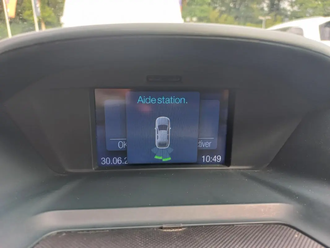 Écran d'aide au stationnement affiché sur le tableau de bord d'une Ford C-MAX gris, vue intérieure frontale.