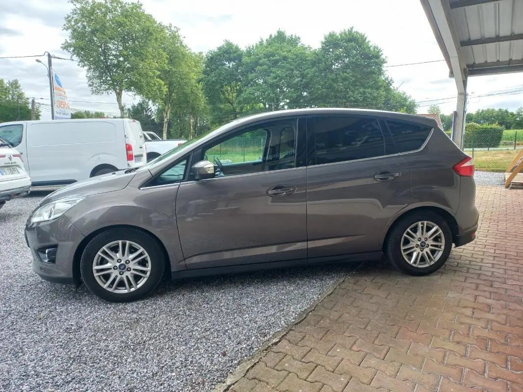 Ford C-MAX gris 2015 vu de profil côté gauche, avec jantes alliage et vitres teintées.