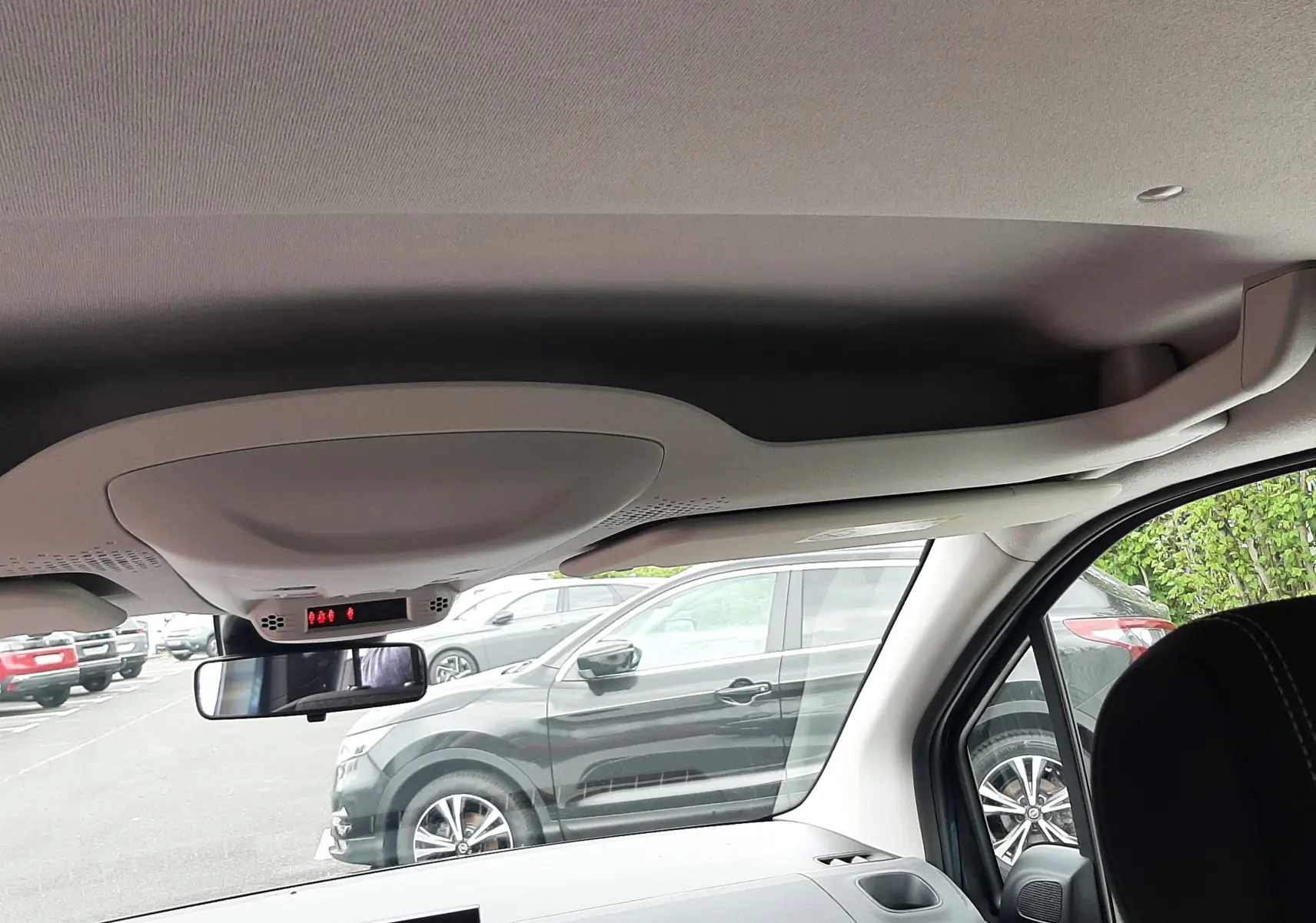 Vue intérieure avant du Peugeot Rifter 2026 avec écran de caméra de recul, volant à droite visible partiellement.