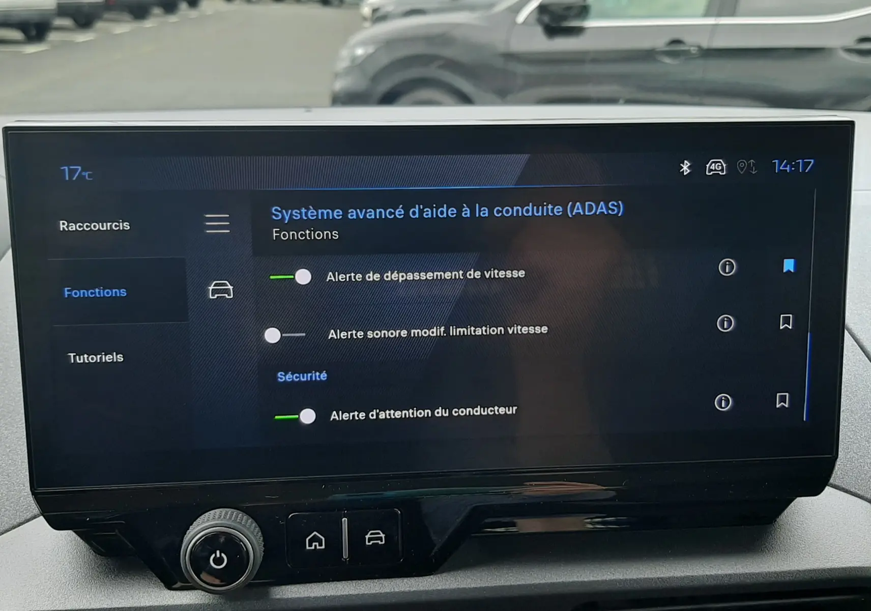 Écran tactile du système d’aide à la conduite dans un Peugeot Rifter 2026, vue intérieure centrale.