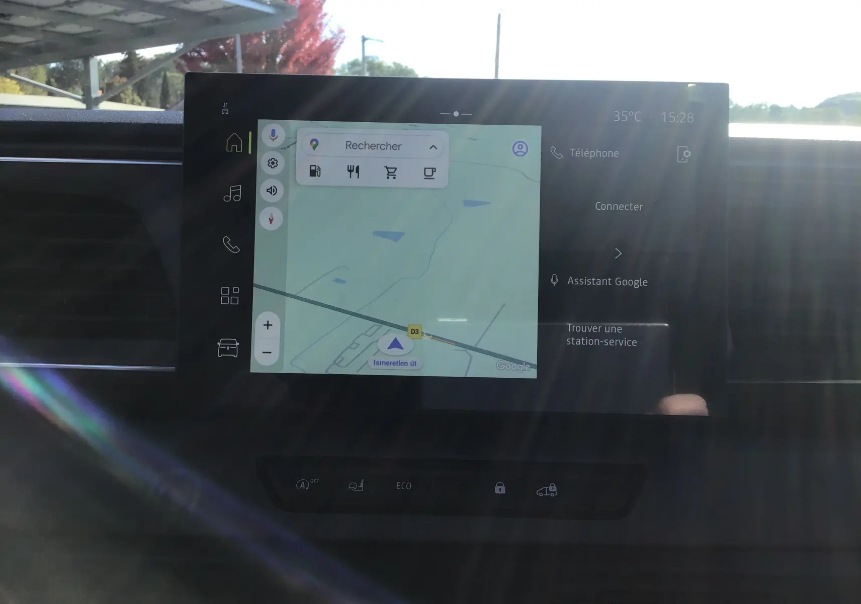 Écran tactile central avec navigation Google Maps dans l'habitacle du Renault Master blanc 2025, vue intérieure frontale.