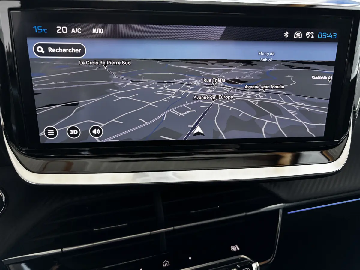 Écran tactile central affichant la navigation GPS dans l'habitacle d'une Peugeot 208 Hybrid 136 gris foncé.