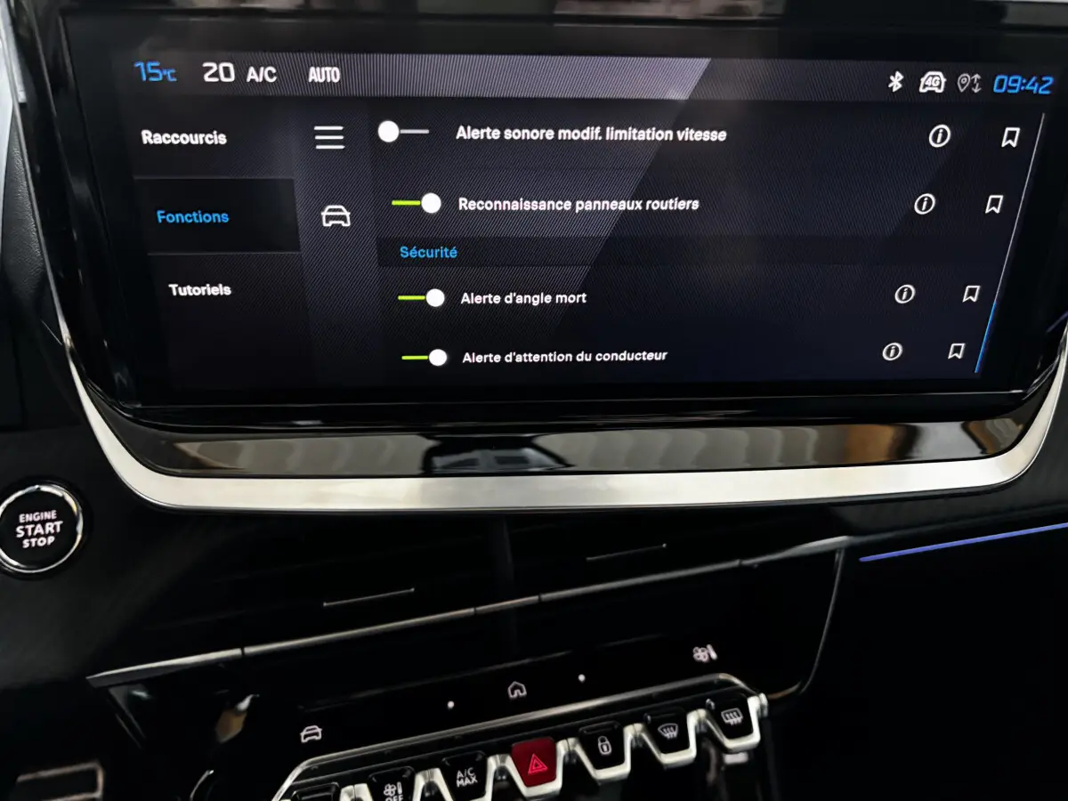 Écran tactile central affichant les options de sécurité sur la Peugeot 208 Hybrid 136 eDCS6 GT 2024, intérieur noir.