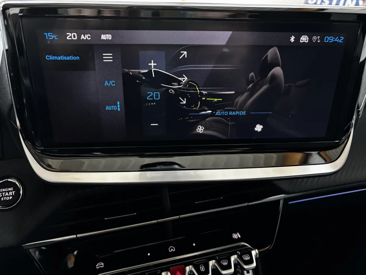 Écran tactile central affichant la climatisation de la Peugeot 208 Hybrid 136 eDCS6 GT en intérieur noir.