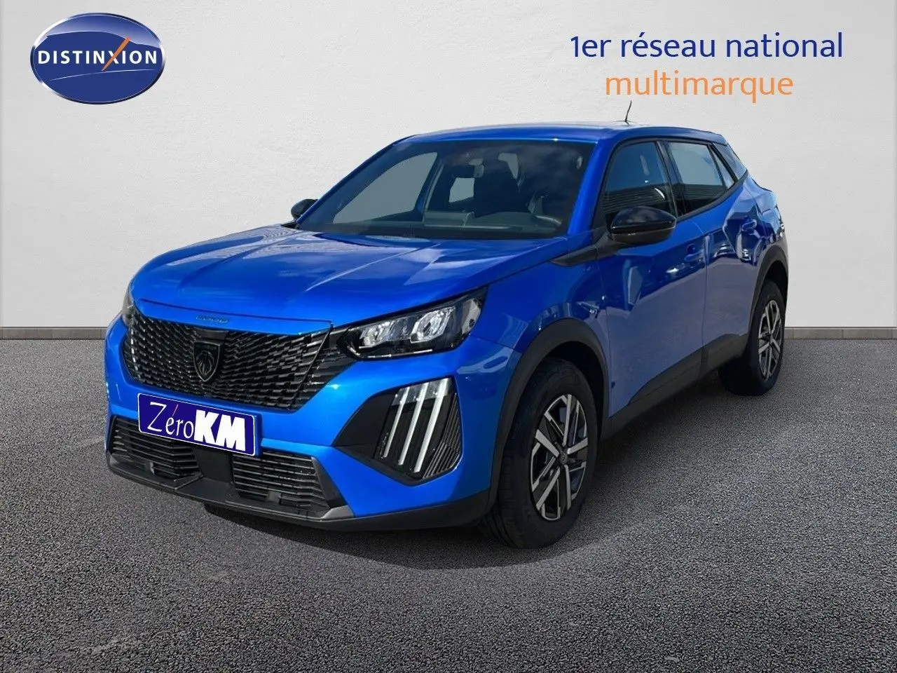 Peugeot 2008 bleu Vertigo Metal en 3/4 avant droit, avec calandre noire et feux LED distinctifs.