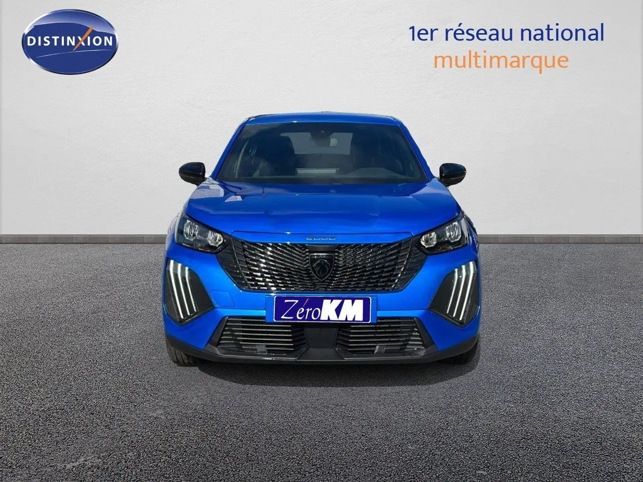 Vue frontale d'un Peugeot 2008 bleu Vertigo Metal avec calandre noire et feux LED verticaux allumés.