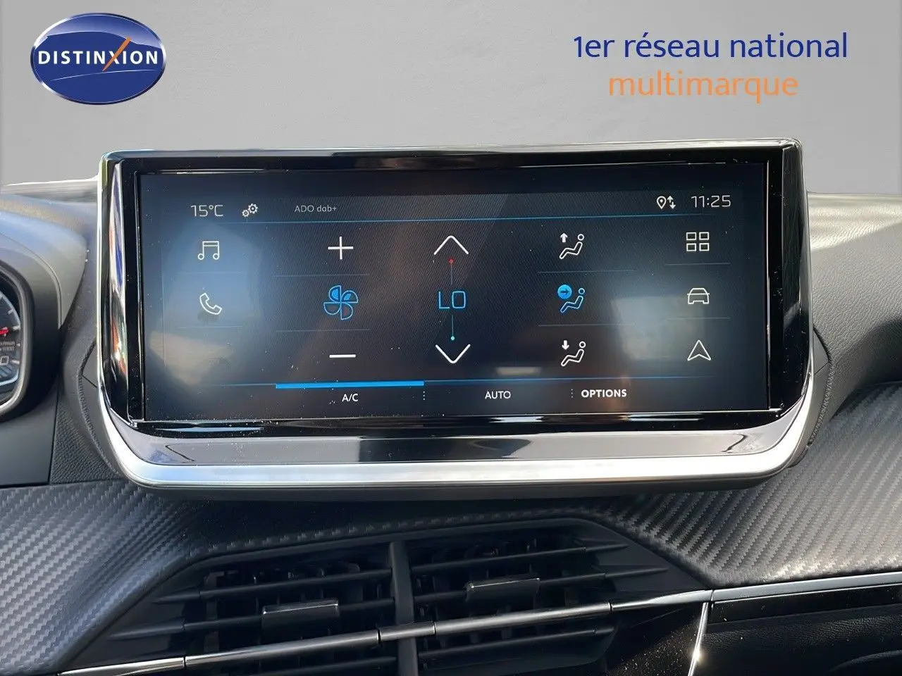 Écran tactile central du Peugeot 2008 2024 affichant les réglages climatisation, avec tableau de bord en carbone noir.