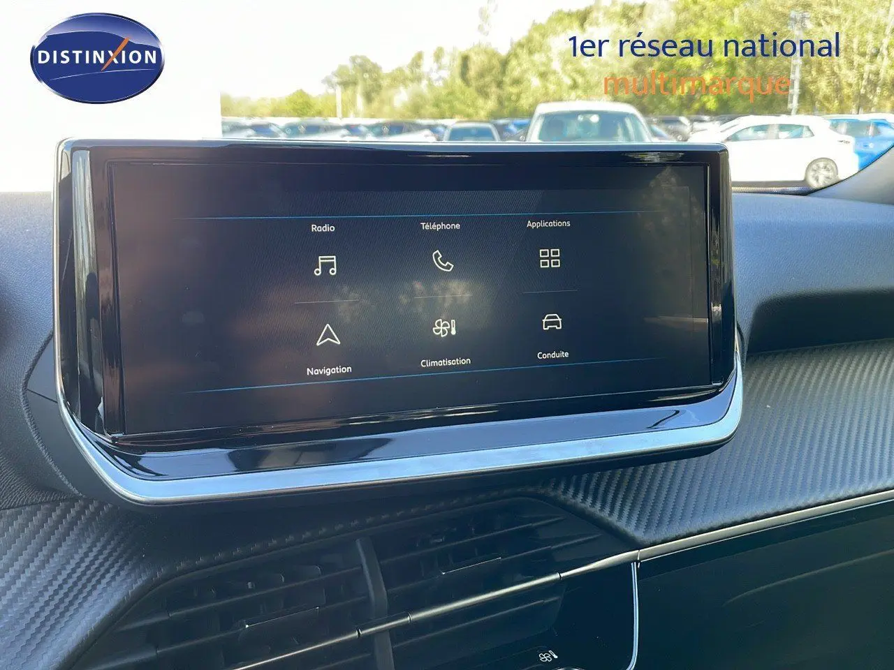 Écran tactile central affichant radio, téléphone et navigation dans l'habitacle d'une Peugeot 2008 2024.