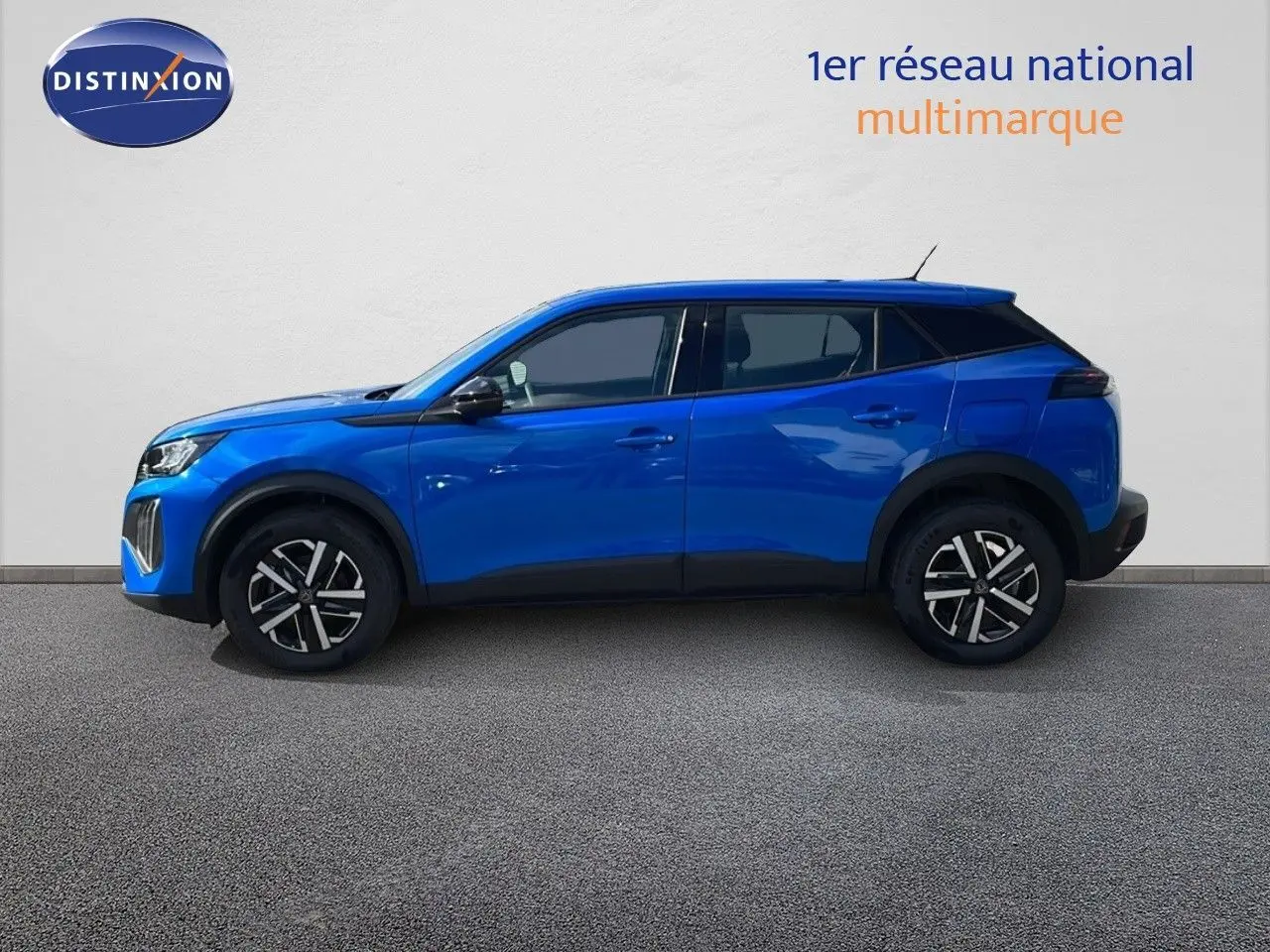 Profil côté gauche du Peugeot 2008 2024 en bleu Vertigo Métal avec jantes alliage et toit noir contrasté.