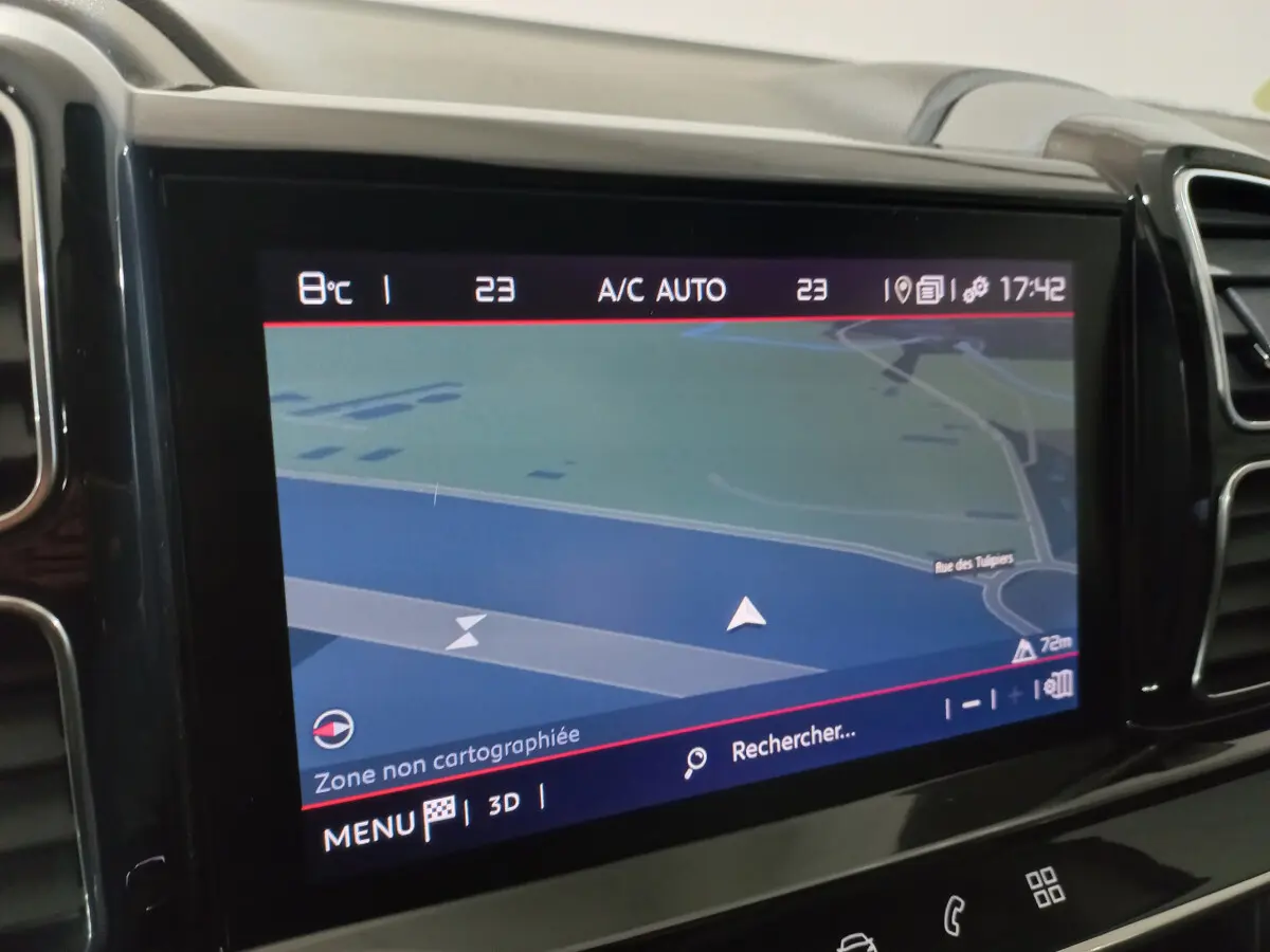 Écran tactile de navigation 8 pouces du tableau de bord du Citroën C5 Aircross blanc, vue intérieure rapprochée.